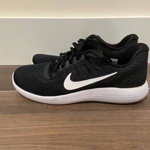 Women’s Nike running sneakers!